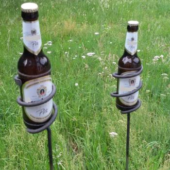 Geschmiedeter Bierflaschenhalter für den Garten - HANDARBEIT